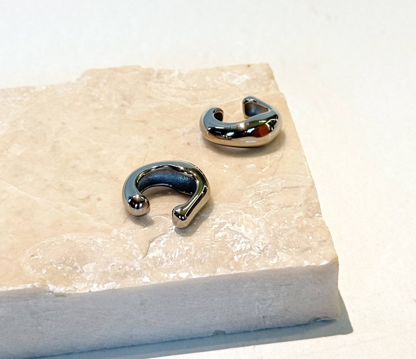 Pebble stud
