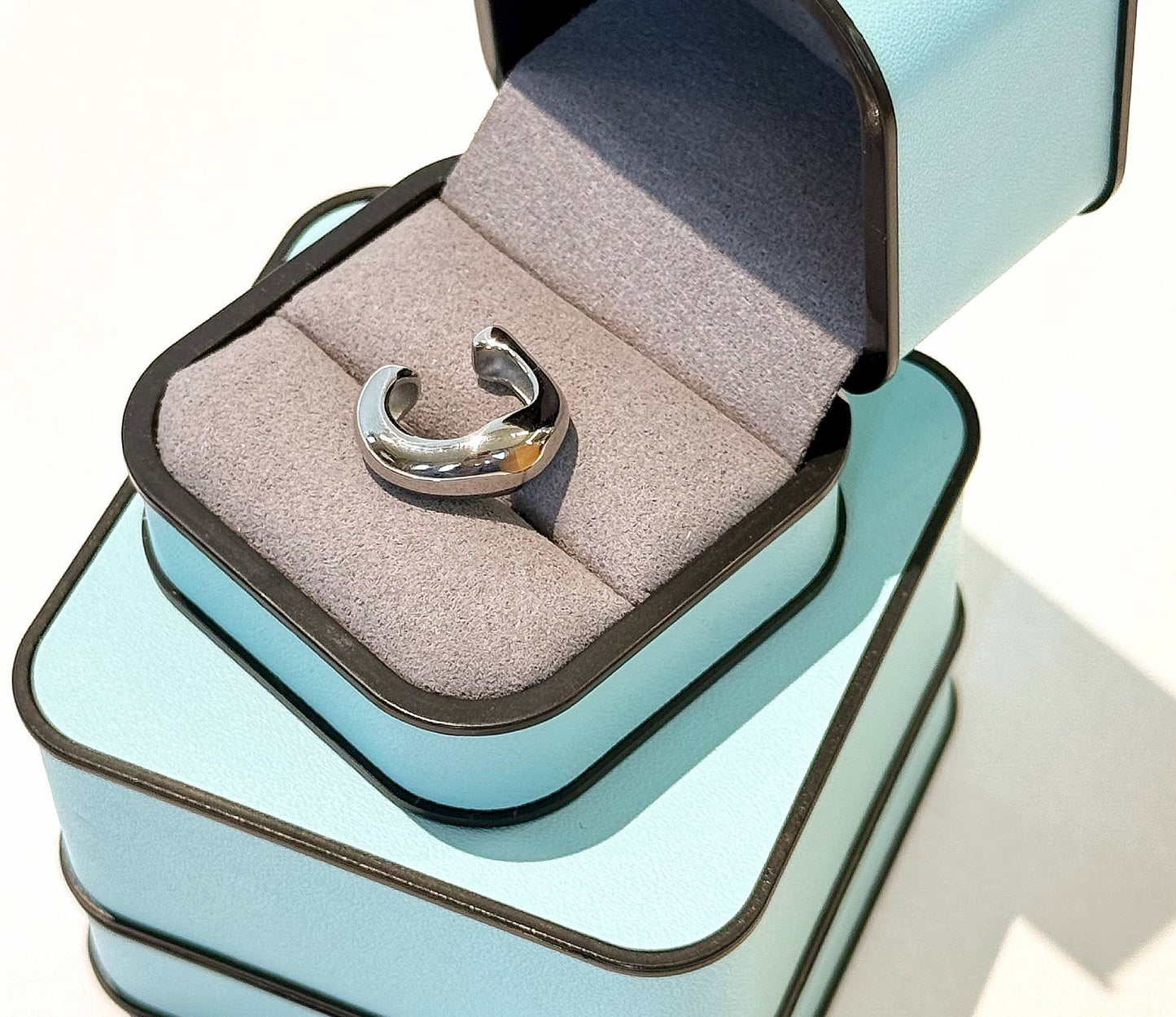 Pebble stud